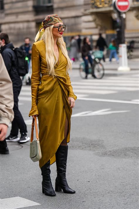 vestidos con botas elegantes.